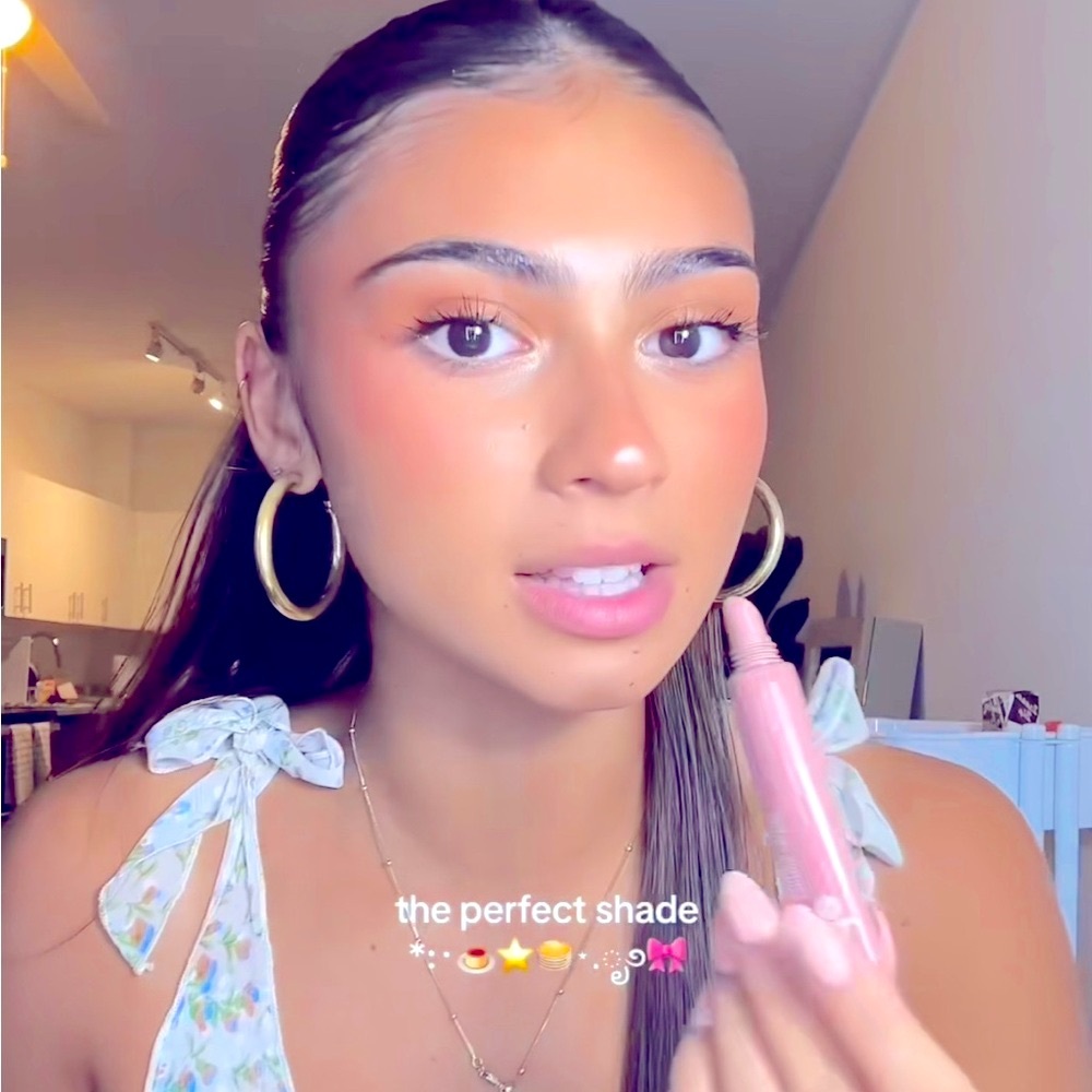 Here’s a toast 🥂 To Radiance & Effortlessness: Rhode Lip Tint 🥂